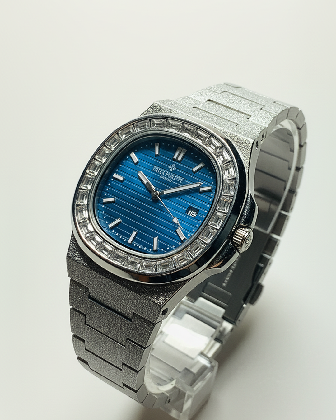 Patek Philippe Nautilus – Silver Bracelet with Blue Dial & Diamond Bezel