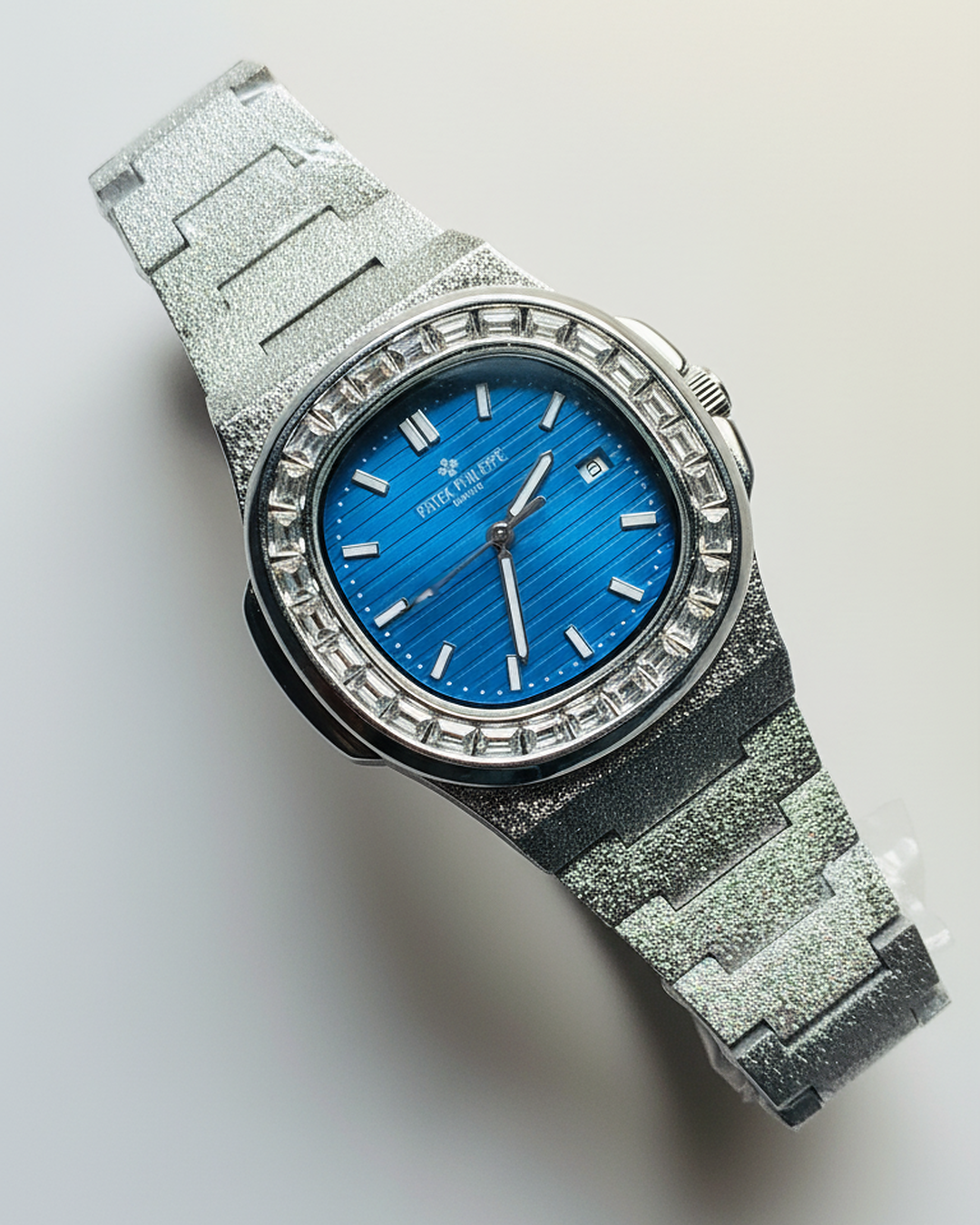 Patek Philippe Nautilus – Silver Bracelet with Blue Dial & Diamond Bezel